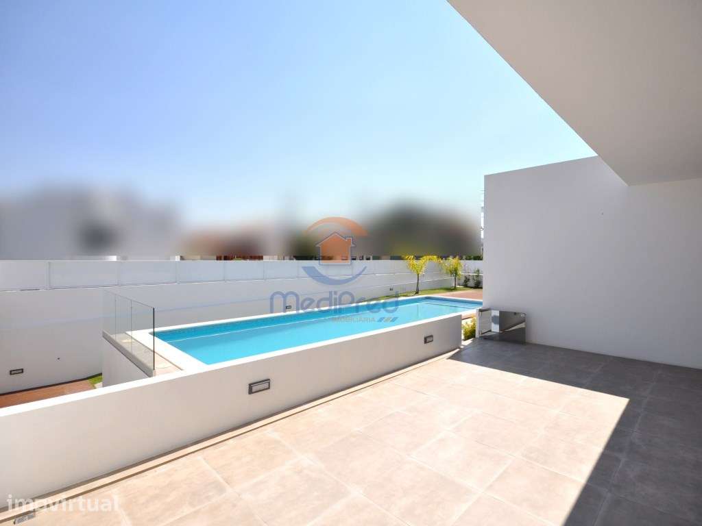 Moradia T4 NOVA em Condomínio Privado com Piscina | Loures - Grande imagem: 3/57