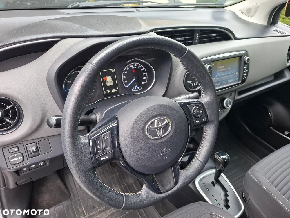 Toyota Yaris Hybrid 100 Premium - 10