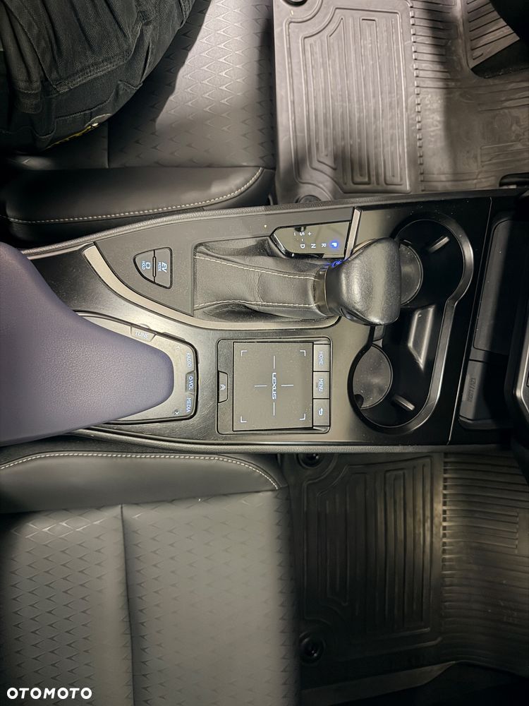 Lexus UX - 25