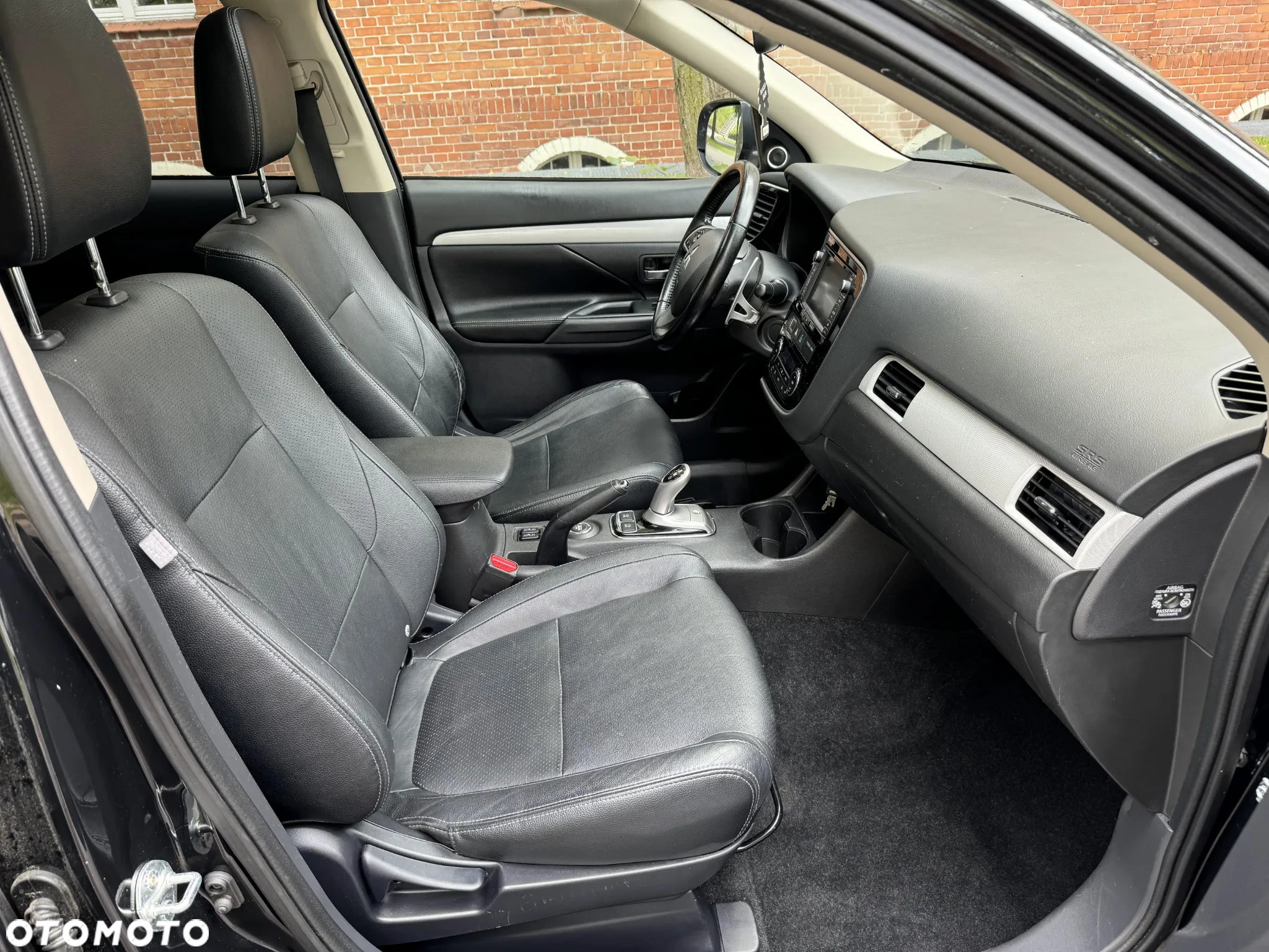 Mitsubishi Outlander 2.0 4WD Plug-In Hybrid - 10