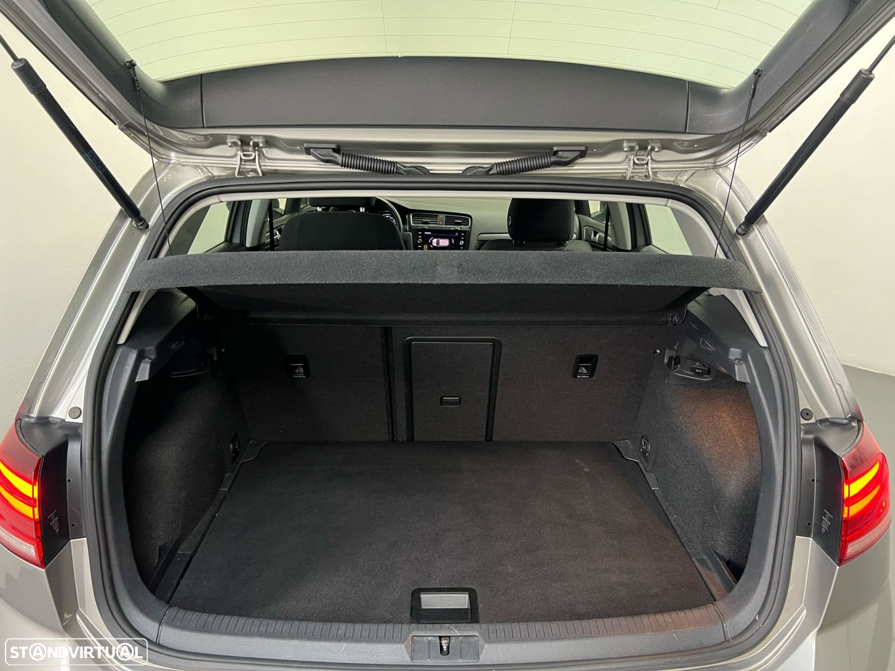 VW Golf 1.6 TDI Confortline - 19