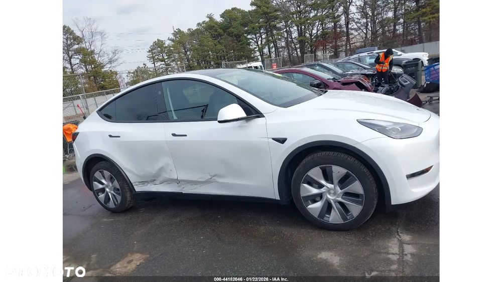 Tesla Model Y - 3