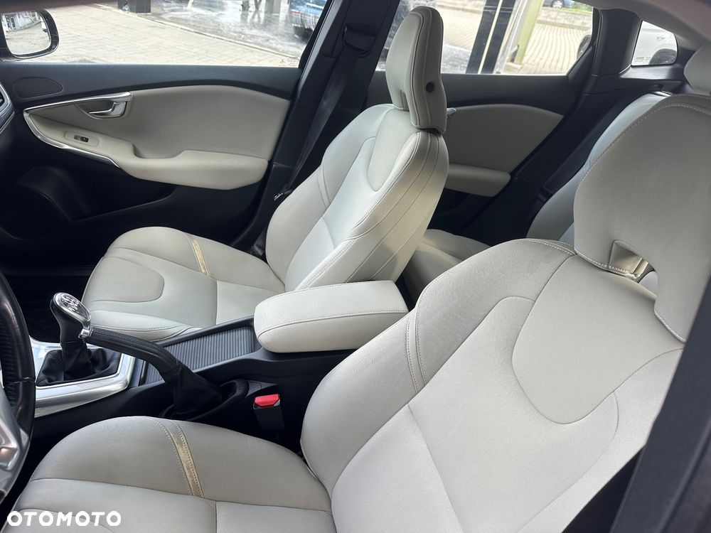 Volvo V40 D3 Momentum - 21
