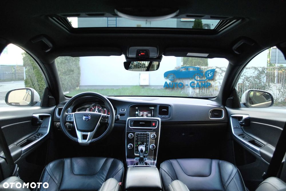 Volvo V60 D6 AWD Plug-in Hybrid R-Design Summum - 3