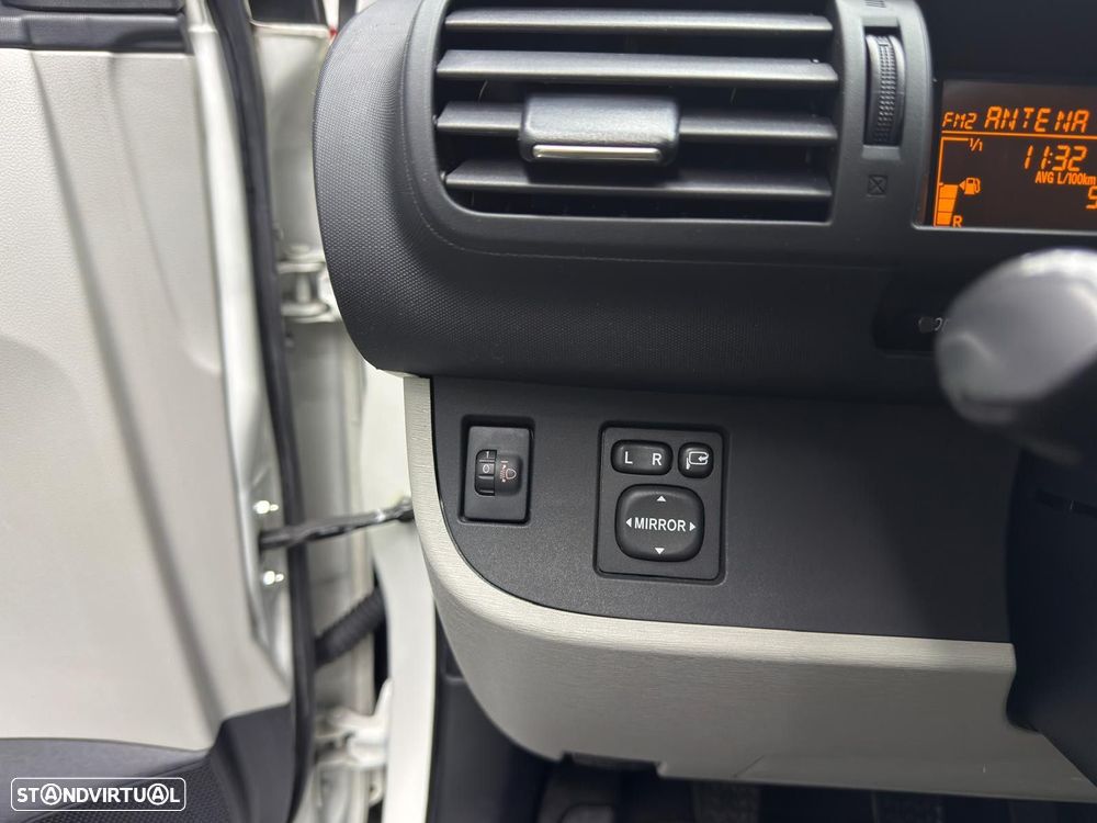 Toyota iQ 1.0 VVT-i Essential+AC - 8