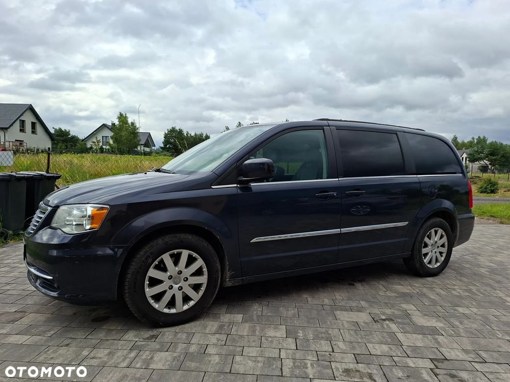 Chrysler Town & Country - 2
