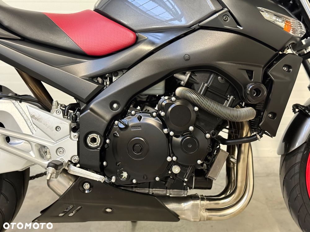 Suzuki GSR - 13