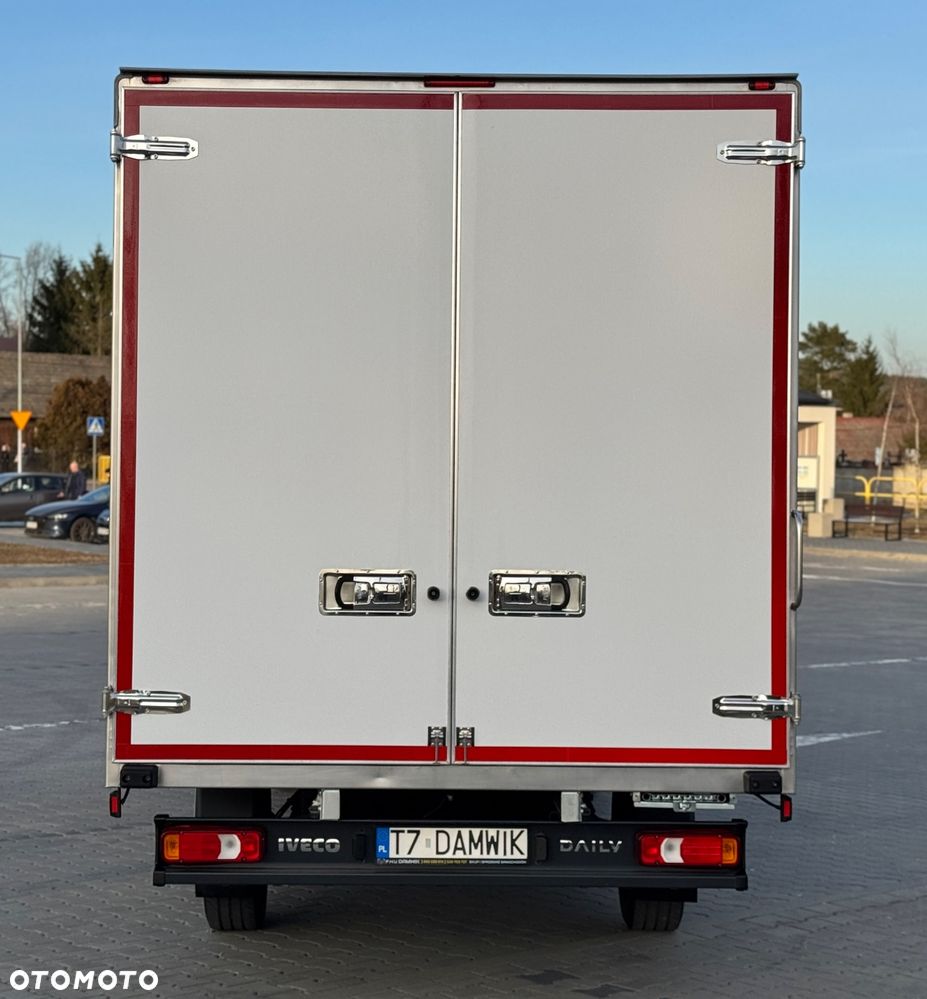 Iveco Daily 2022r‼️35S18‼️ 3.0 HI-MATIC Kontener 9 Palet Niski przebieg ‼️TEMPOMAT Aktywny Full LED Salon Polska Poduszki Pneumatyczne 4.50x2.20x2.20 z tyłu drzwi NAVI 3.5T Bogata Wersja Lekka zabudowa - 9