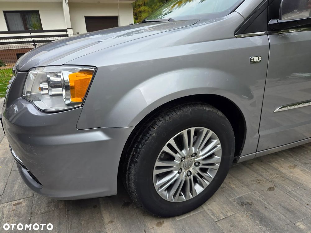 Chrysler Town & Country - 10