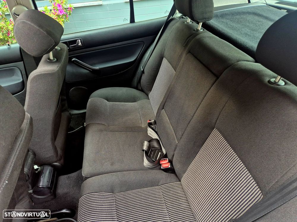 VW Golf 1.9 TDi 25 Anos - 29