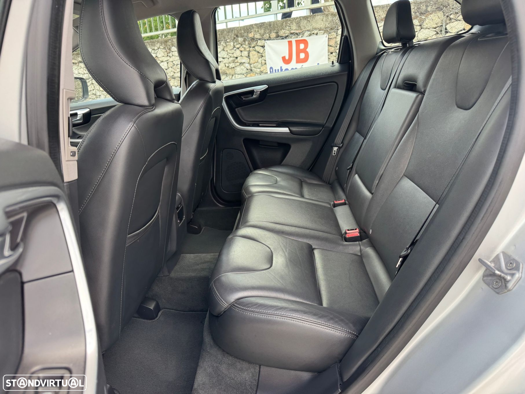 Volvo XC 60 2.0 D3 Momentum Geartronic - 12