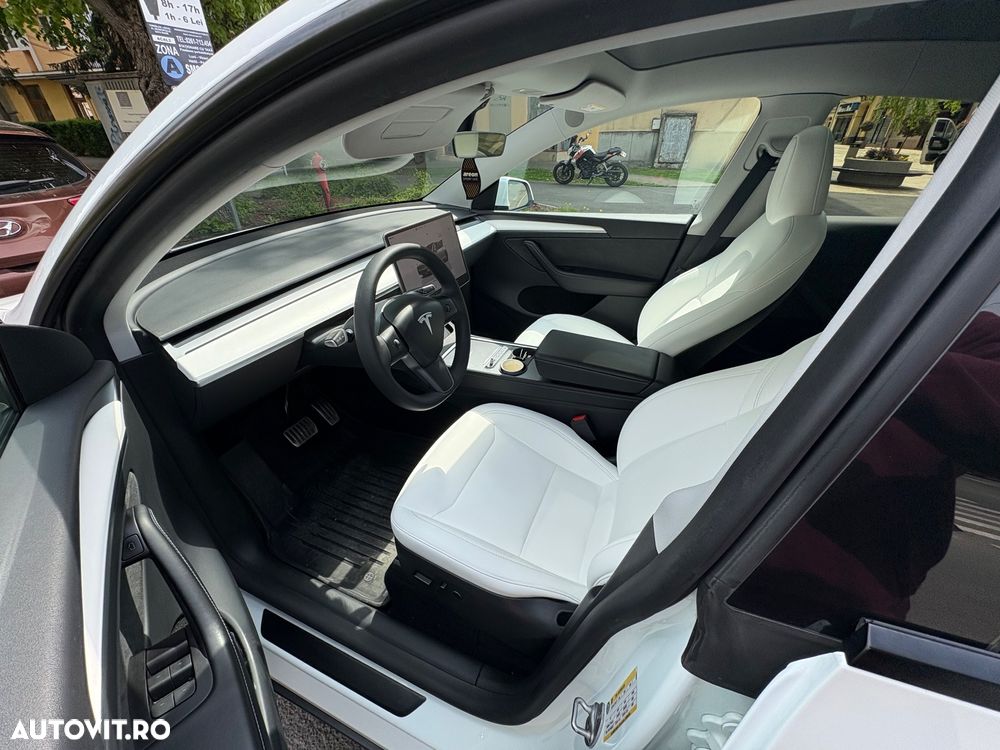 Tesla Model Y Long Range AWD - 3