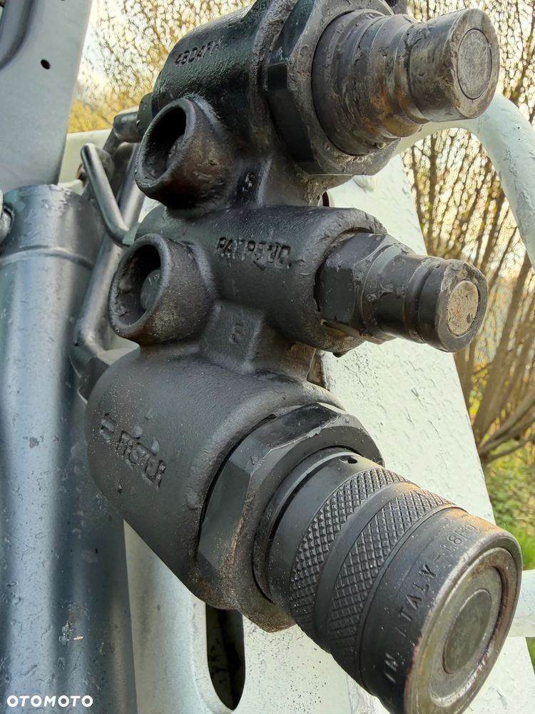 Bobcat S450 ładowarka 4x4 wózek terenowy. Łyżka. Pełne sterowanie z dżojstika jazda i praca. Aktualne serwisy DEKRA 2026r. Dokumentacja Pełna. Silnik Kubota 4cyl 55km. Maszyna Jak Nowa z Salonu! Pochodzi z Norweskiego Gospodarstwa! 2019 rok 1880 mtg! Zero luzów i wycieków. Bardzo mocna i wydajna maszyna o małych gabarytach! Idealna do stajni oraz Budownictwa. OKAZJA TANIO 3 wyjścia Hydrauliczne pod urządzenia!! - 33