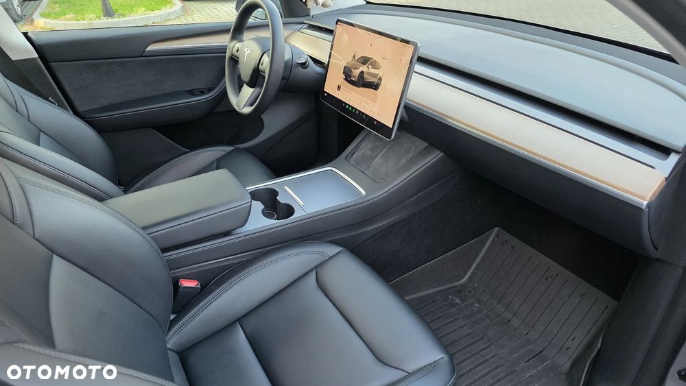 Tesla Y Performance AWD - 8
