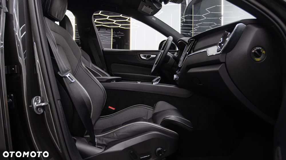 Volvo XC 60 B5 B AWD Plus Dark - 18