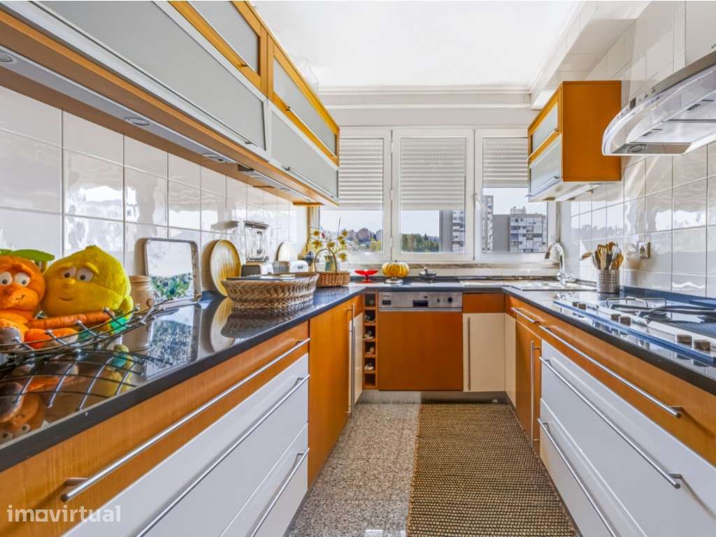 Apartamento de 5 assoalhadas junto à estação de Metro - Alfornelos - Grande imagem: 2/23