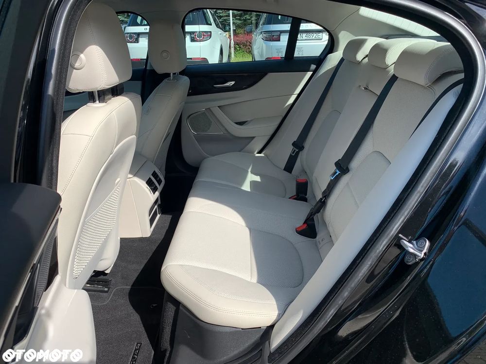 Jaguar XE 2.0 D200 mHEV R-Dynamic Black - 15