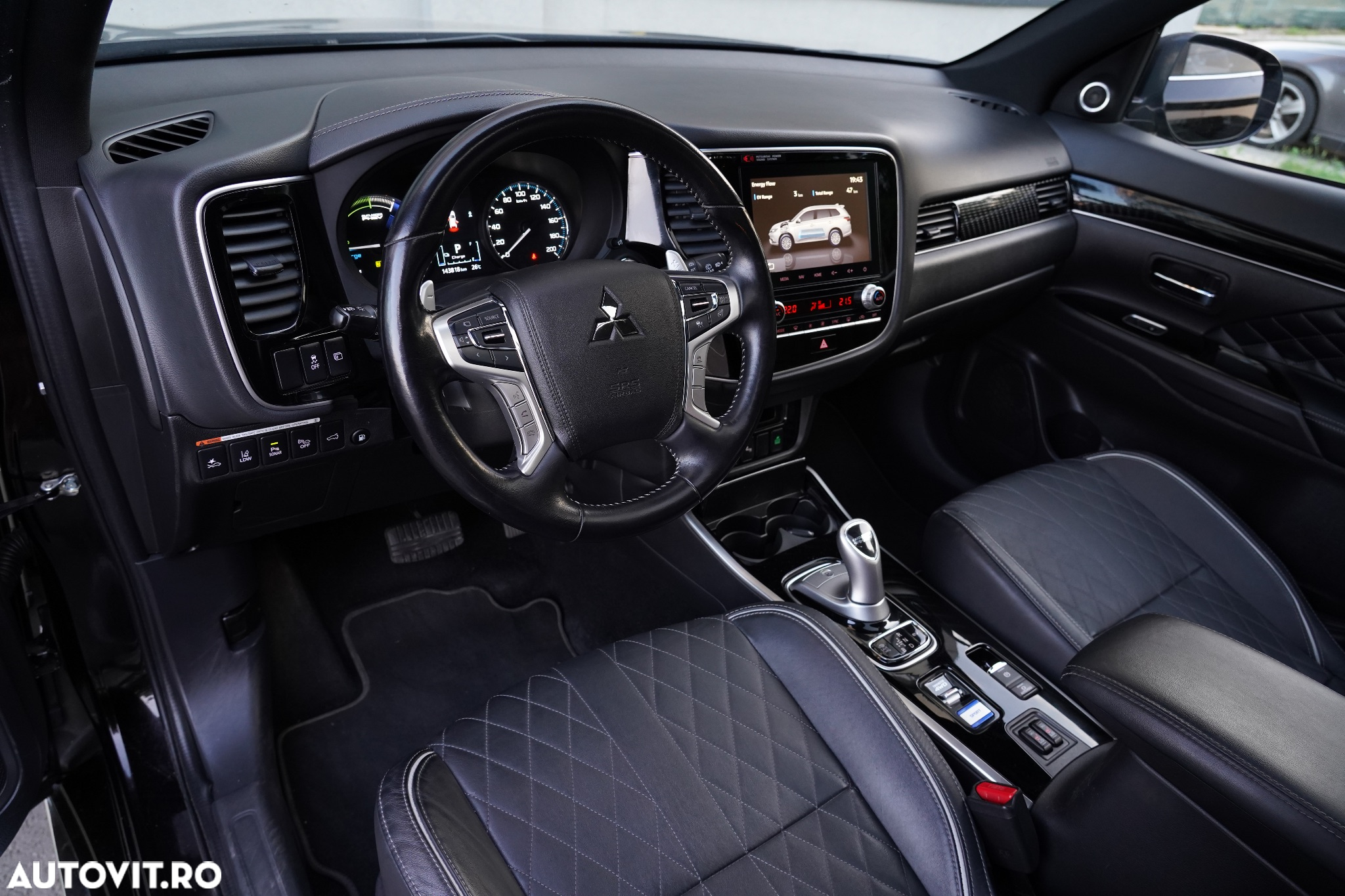 Mitsubishi Outlander 2.4 4WD Plug-In Hybrid Top - 16