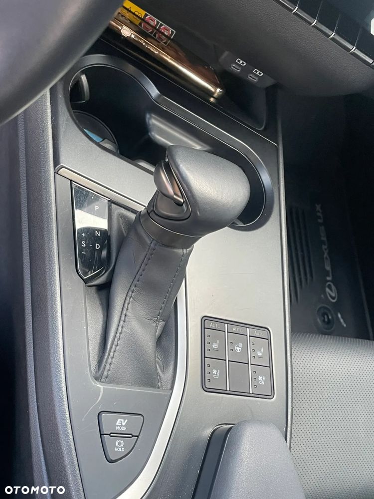Lexus UX - 12