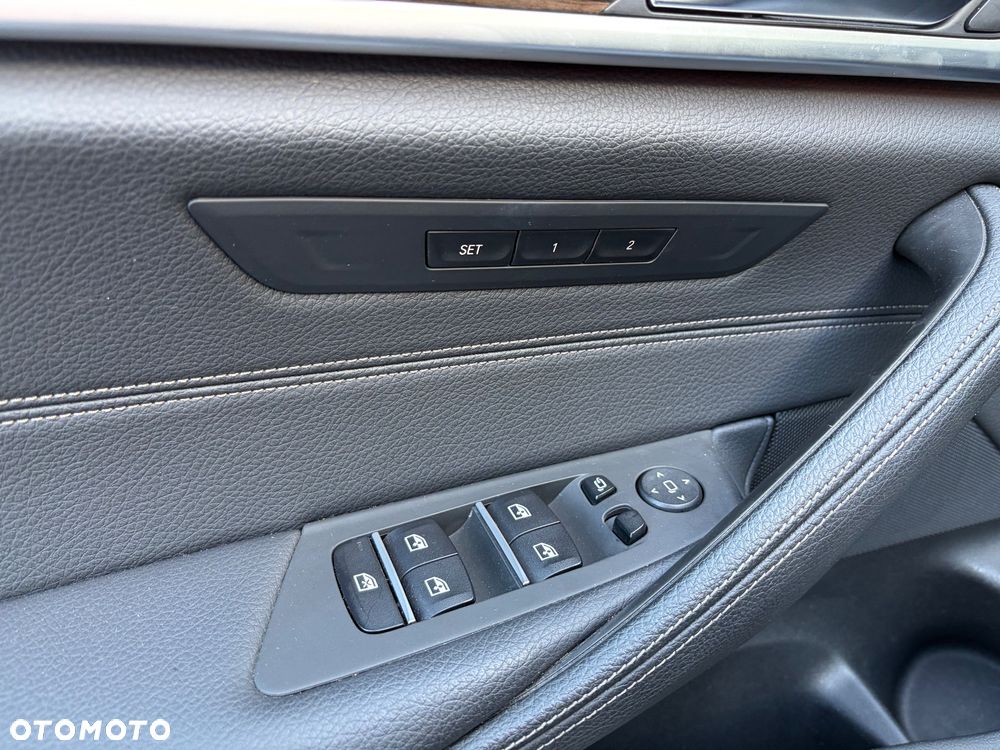 BMW Seria 5 530i GPF Luxury Line sport - 13
