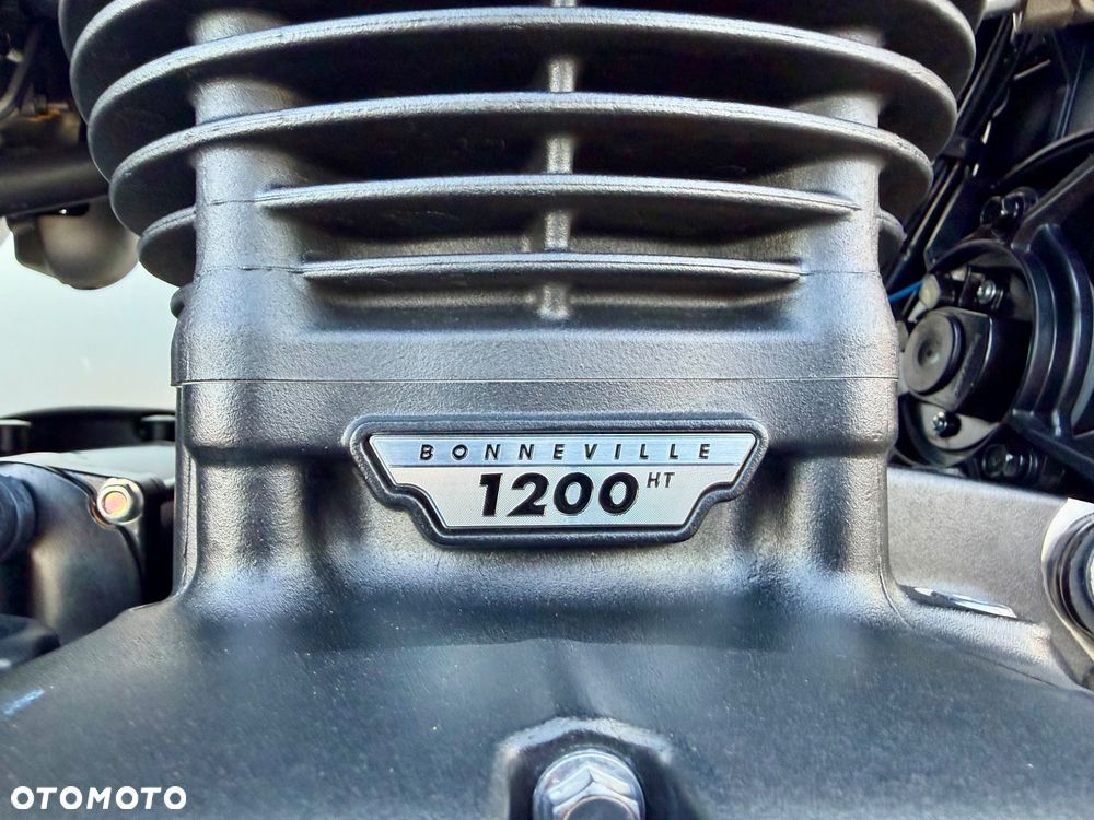 Triumph Bonneville Bobber - 9