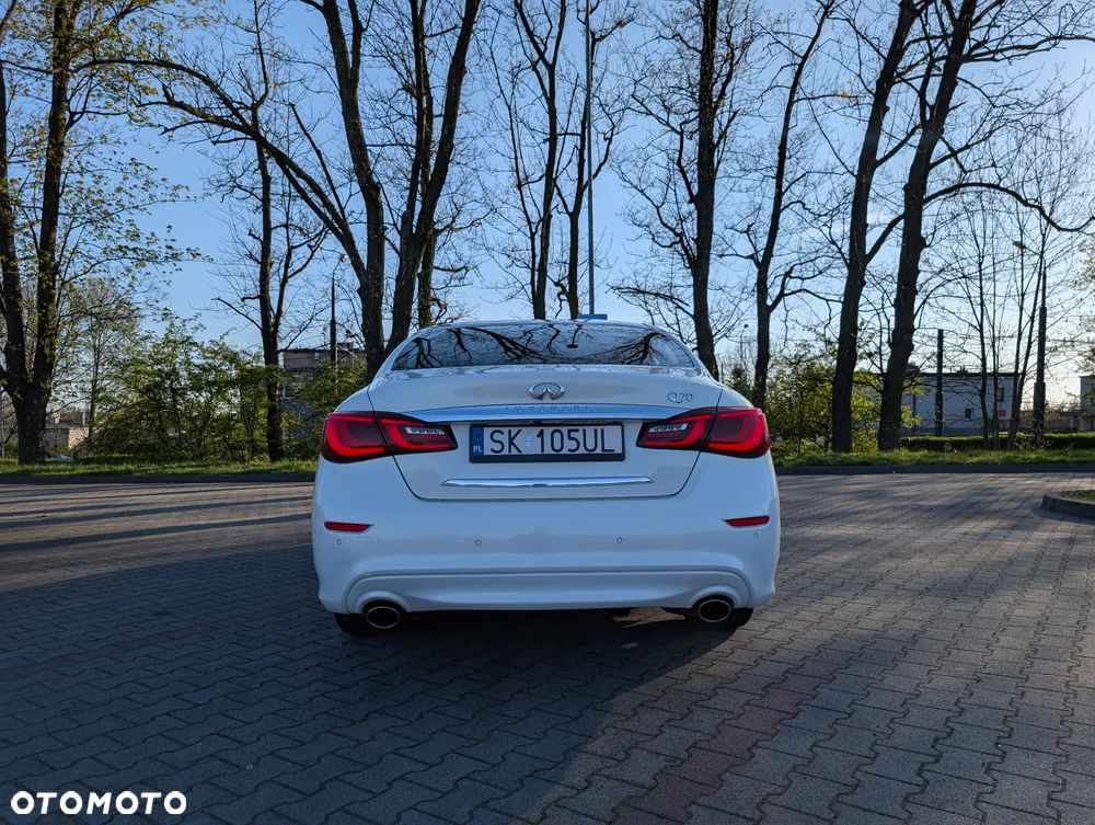 Infiniti Q70 - 15