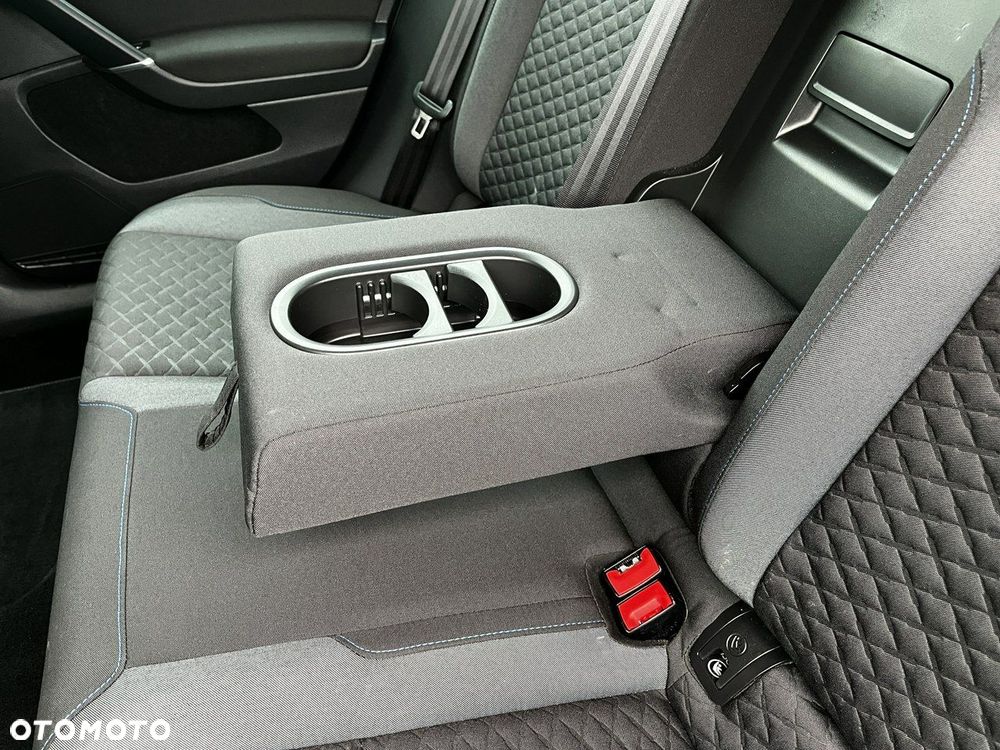 Volkswagen Golf - 33