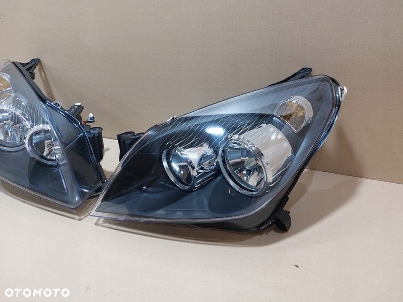 OPEL ASTRA H III 07-12 Reflektor lampa GTC CIEMNA - 5