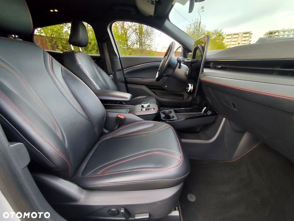 Ford Mustang Mach-E 91 kWh AWD Premium - 11