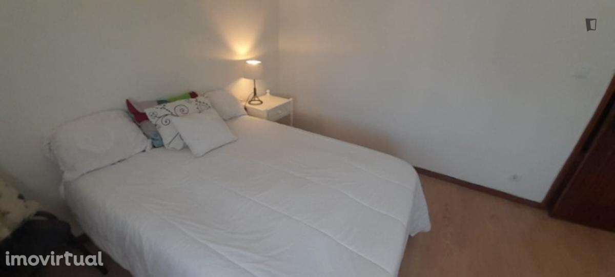 Quarto - localizado em Lordelo do Ouro Porto - Grande imagem: 2/6