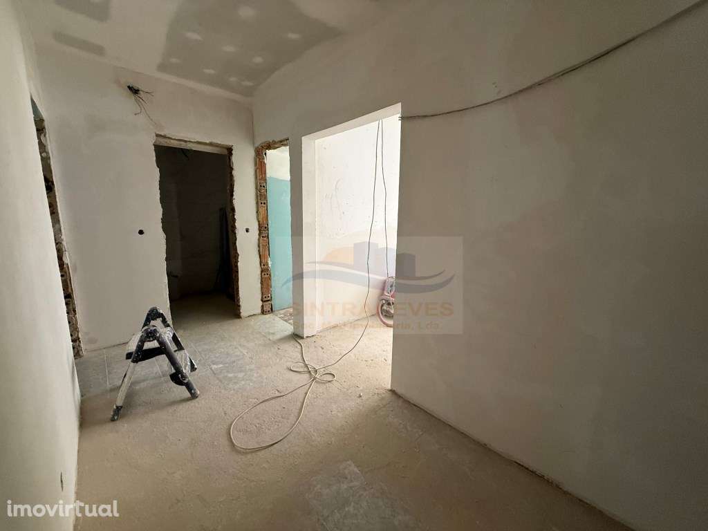 T2 com Quintal - Excelente Oportunidade para Remodelação | Potencia... - Grande imagem: 3/7