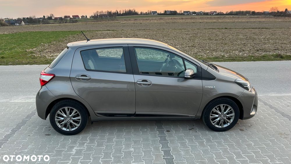 Toyota Yaris Hybrid 100 Business Edition - 13