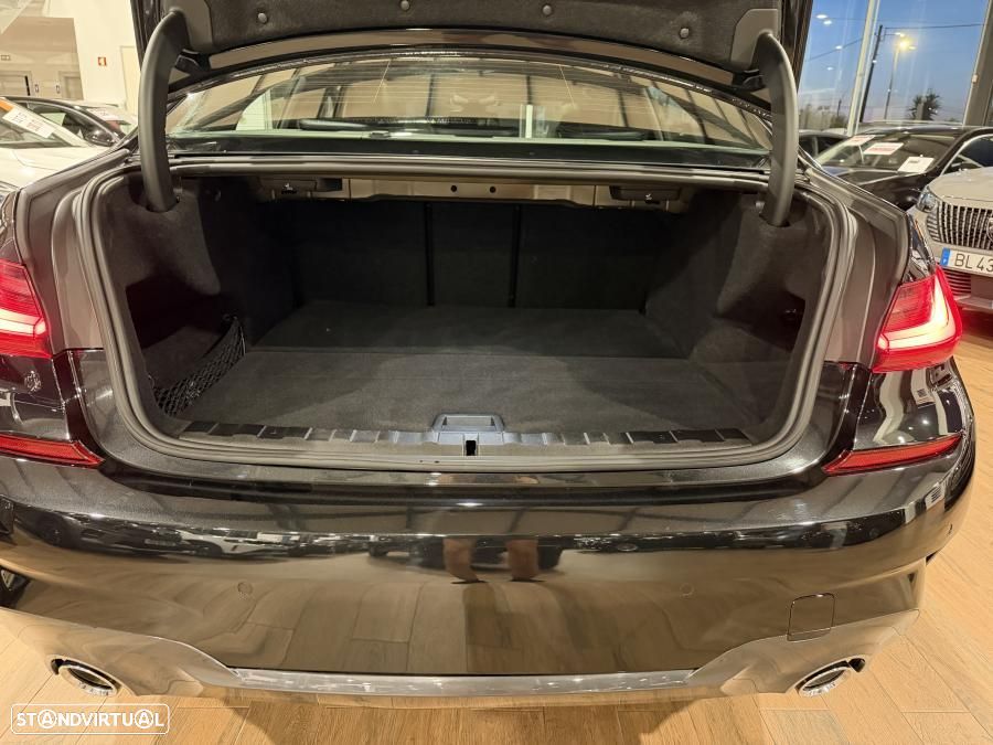 BMW 330 e Pack Desportivo M Auto - 29