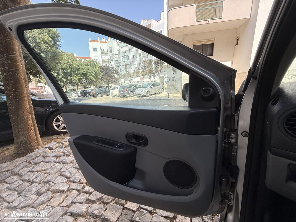 Renault Clio 1.2 16V Confort - 13