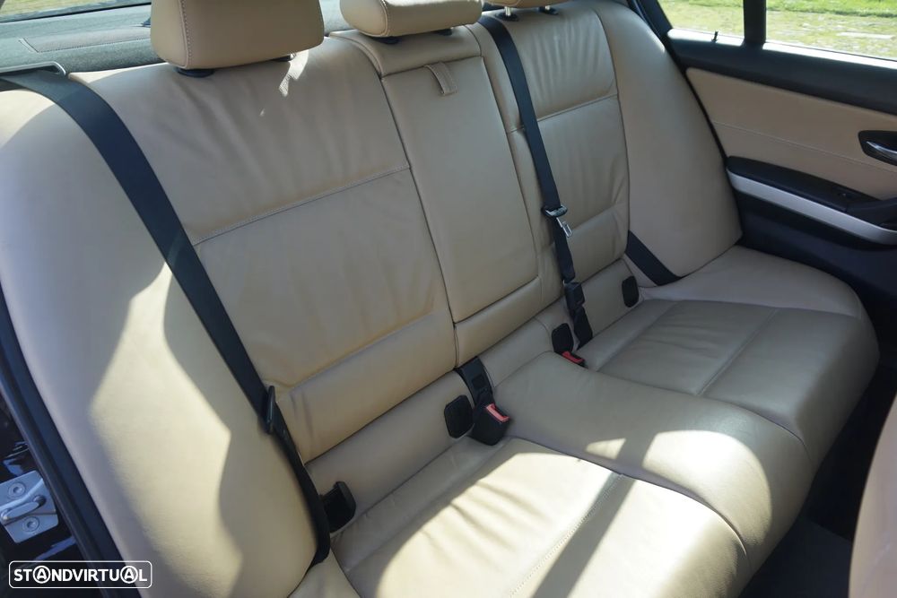 BMW 318 d Line Luxury - 21