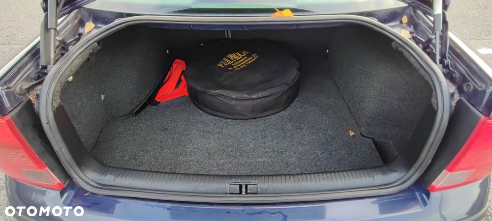 Volkswagen Passat 1.6 CL - 15