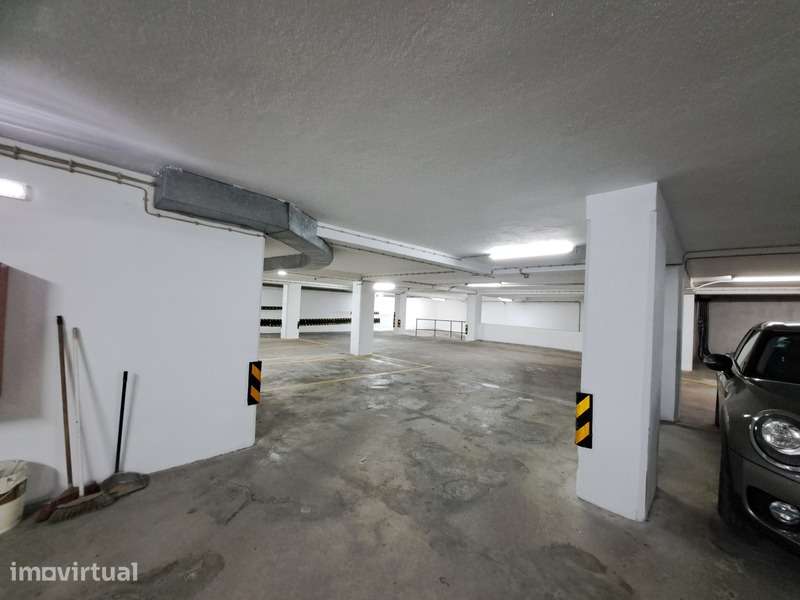 Parqueamento no CENTRO de Torres Vedras - Grande imagem: 4/24