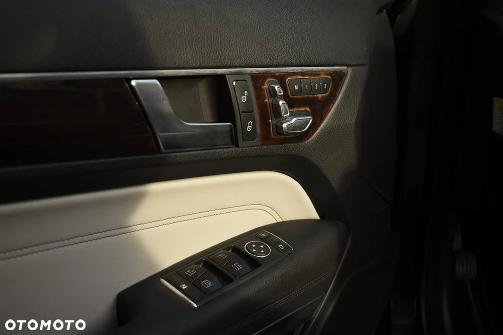Mercedes-Benz Klasa E 350 4Matic 7G-TRONIC - 22