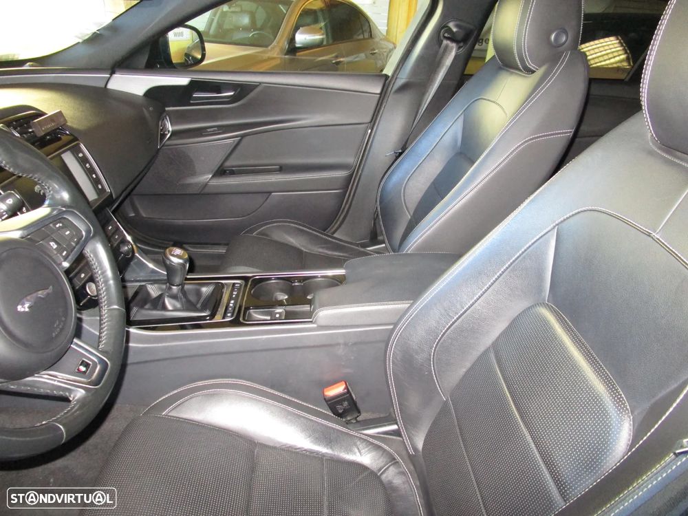 Jaguar XE 2.0 D R-Sport - 16