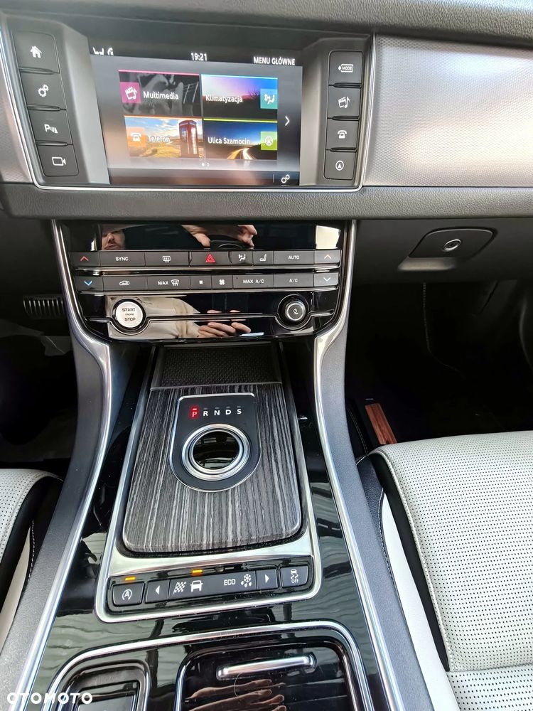Jaguar XF 2.0 i4D R-Sport - 27