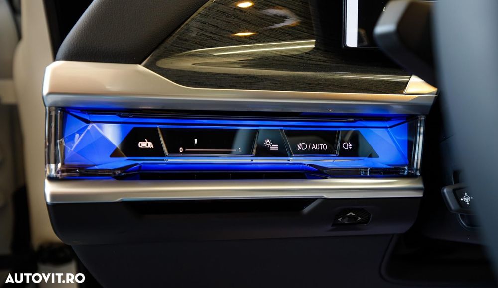 BMW Seria 7 740d xDrive MHEV - 26