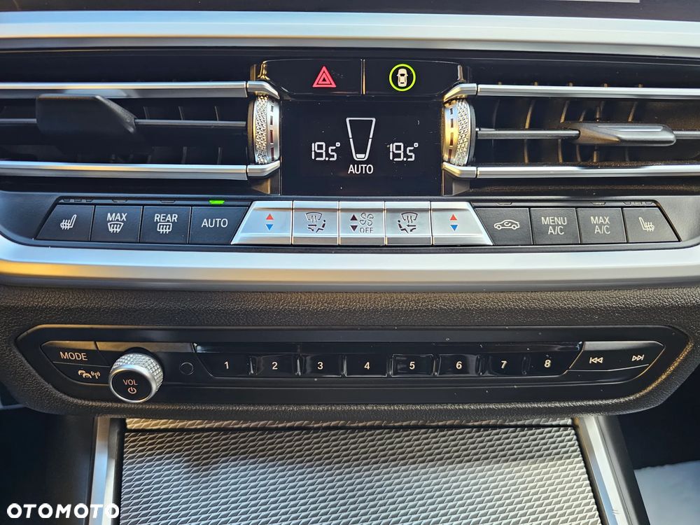 BMW Seria 3 330e M Sport - 23
