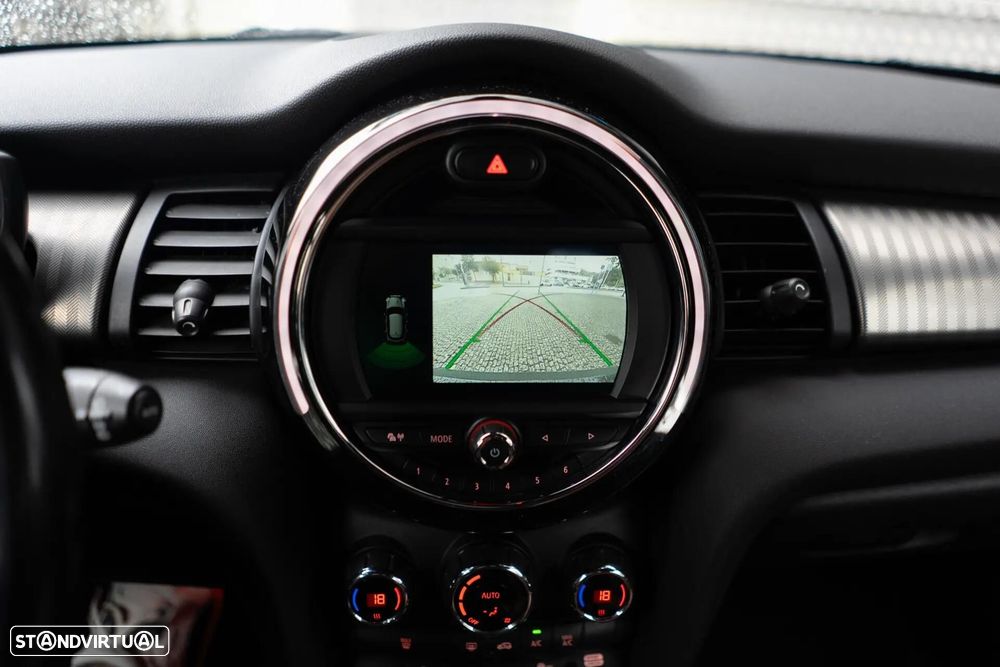 MINI 5 Portas Cooper D Auto - 23
