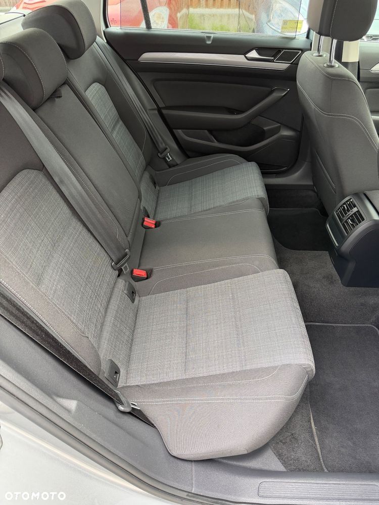 Volkswagen Passat - 17