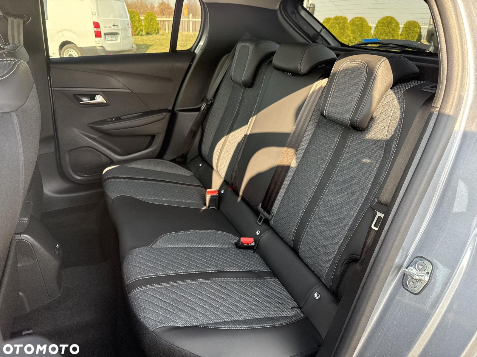 Peugeot 208 - 18