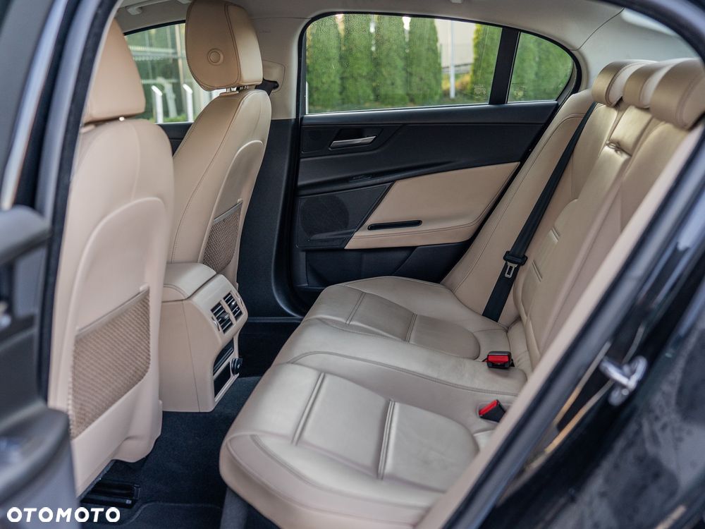 Jaguar XE 2.0 D Prestige - 13
