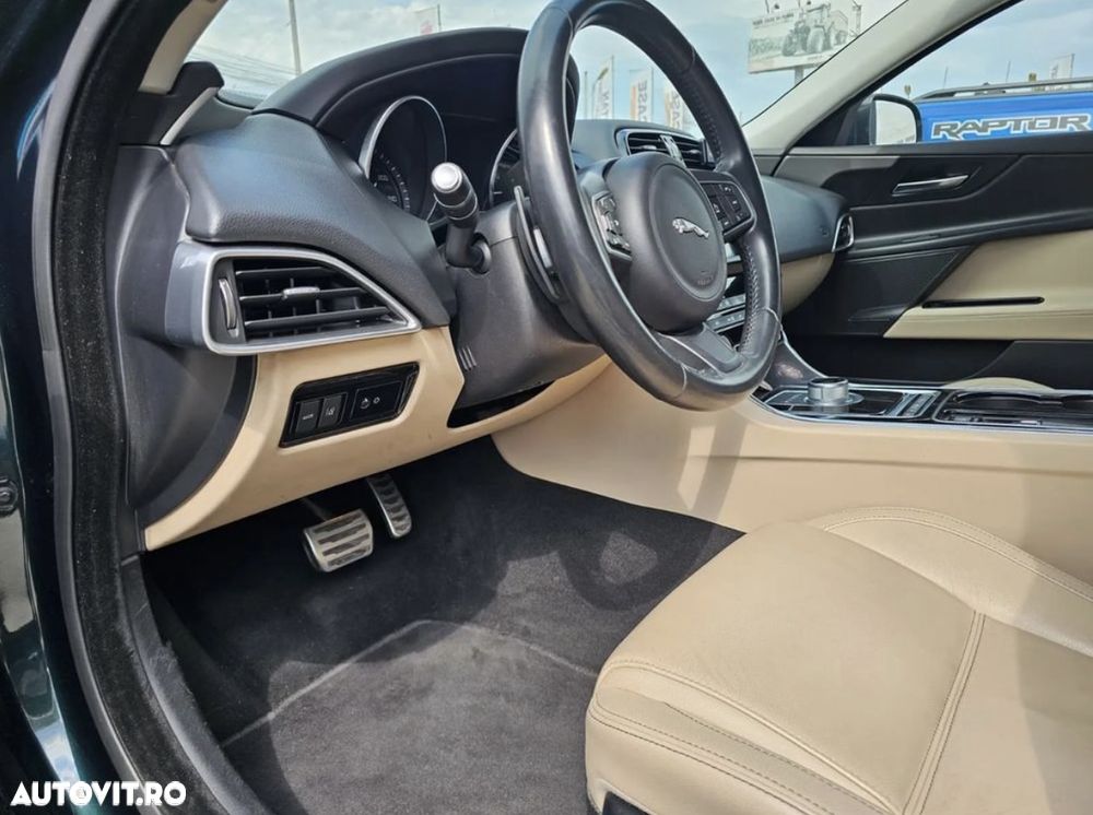 Jaguar XE 2.0 Prestige - 19