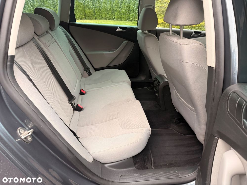 Volkswagen Passat 2.0 TDI DPF BlueMotion Technology Comfortline - 22
