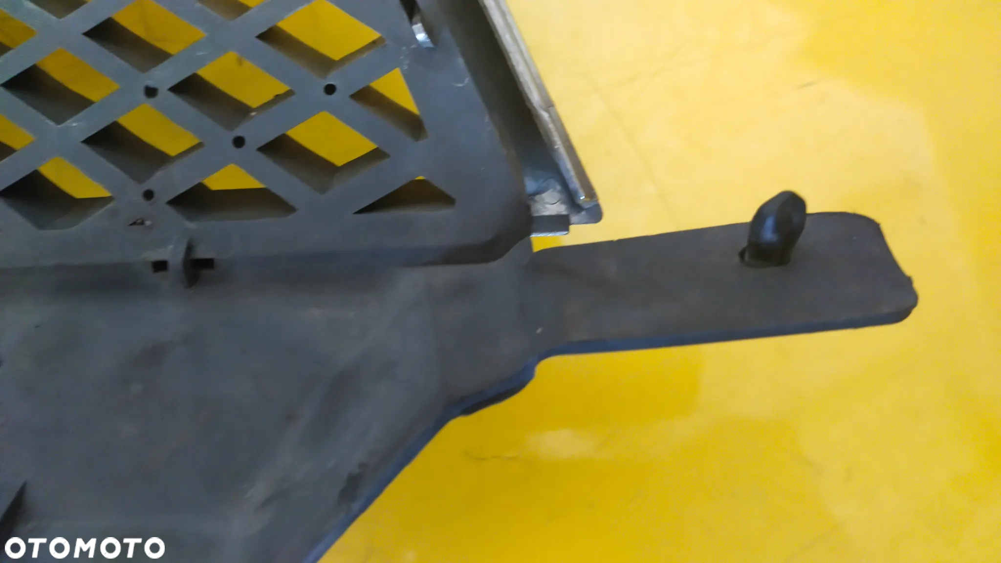 Ford GRILL ATRAPA F  OE 3M51-R8138 - 5