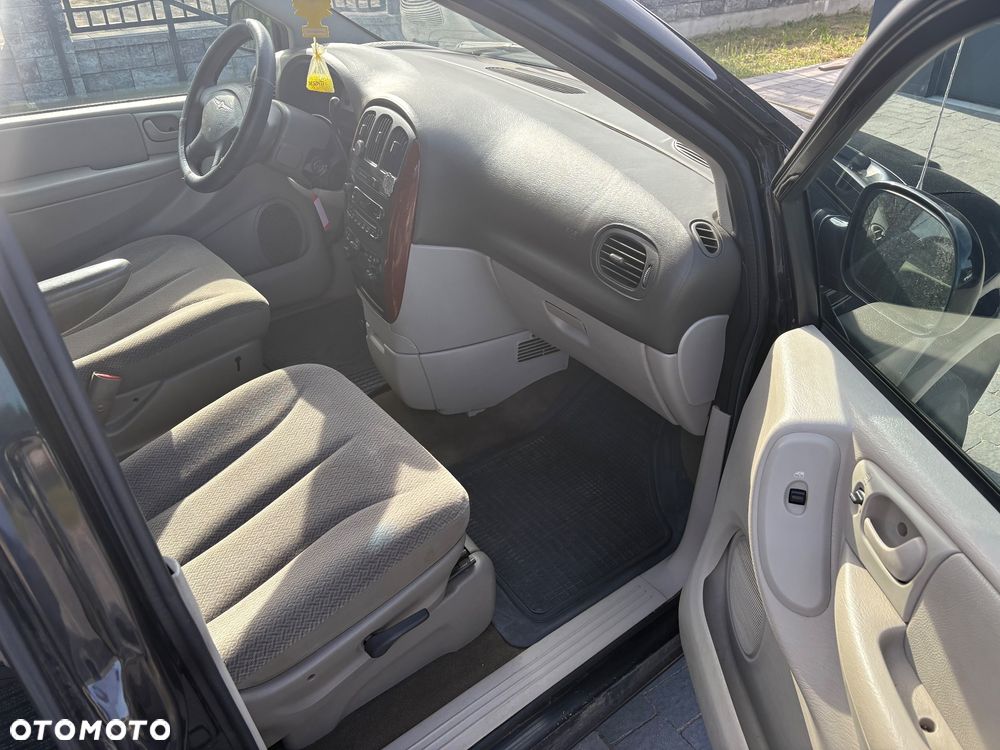 Chrysler Town & Country - 9